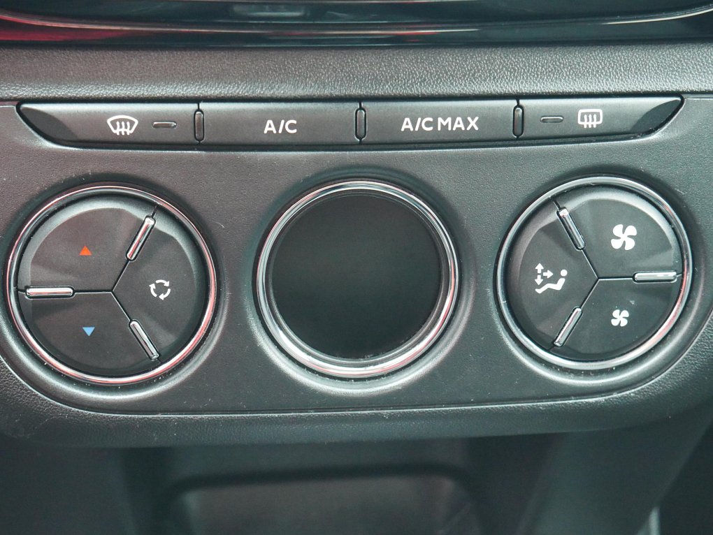 Peugeot 301 1.2 i 