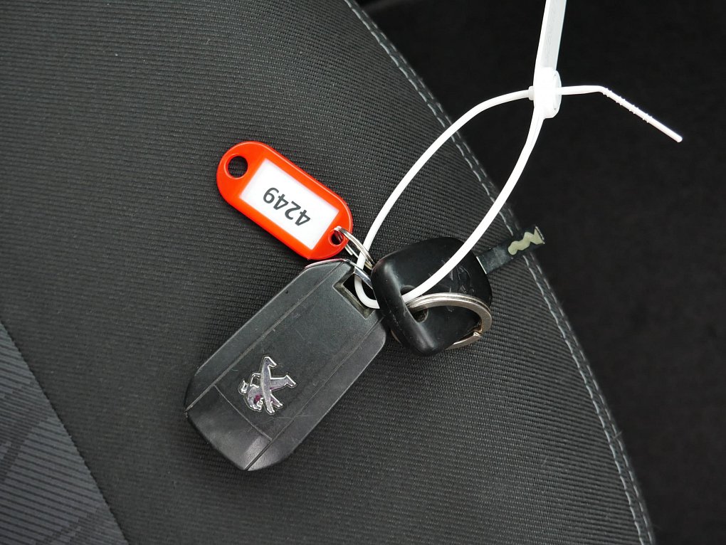Peugeot 301 1.2 i 