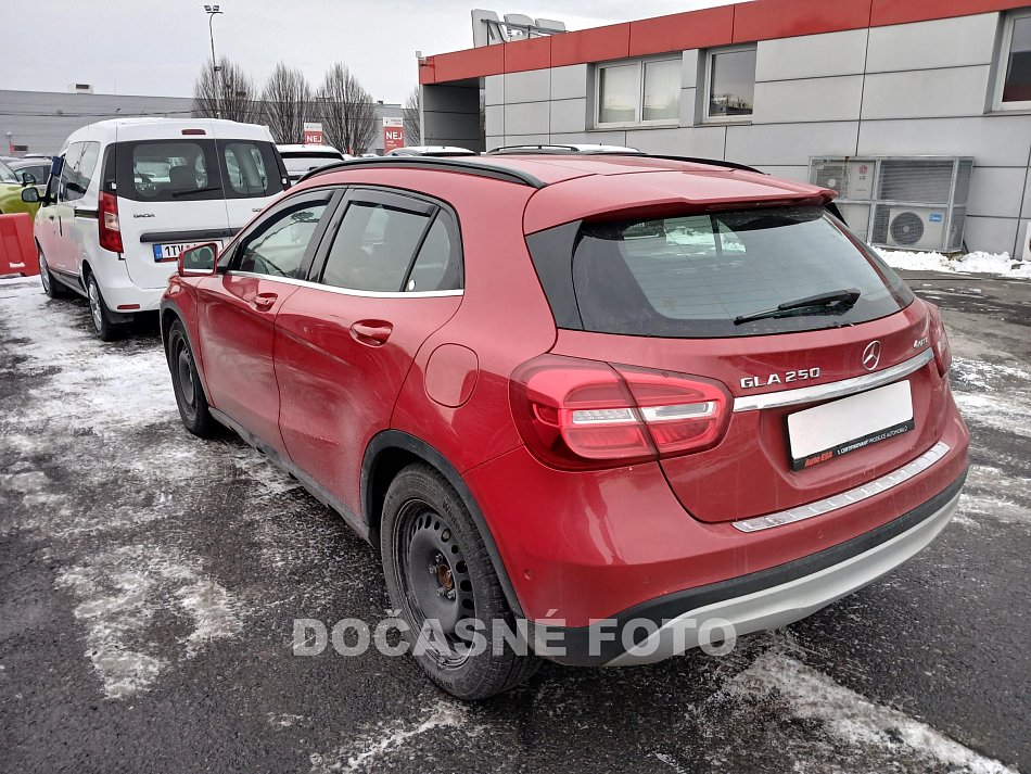 Mercedes-Benz GLA 2.0i  GLA 250  4Matic