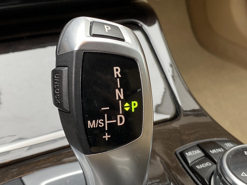 BMW Řada 5 2.0i LuxuryLine 528i xDrive