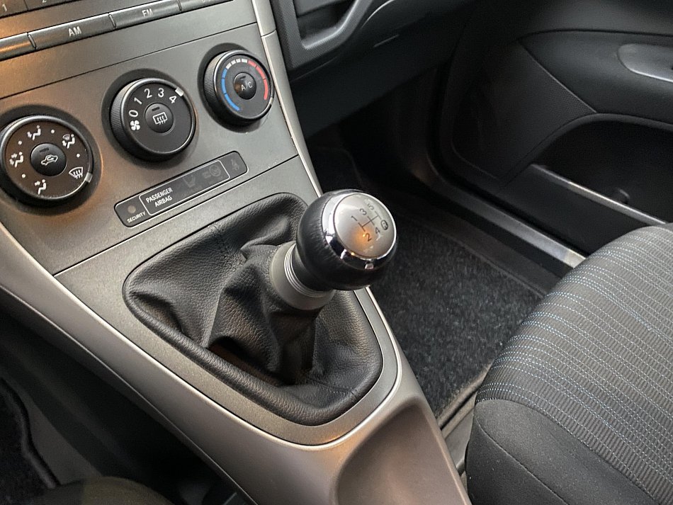 Toyota Auris 1.3i Team