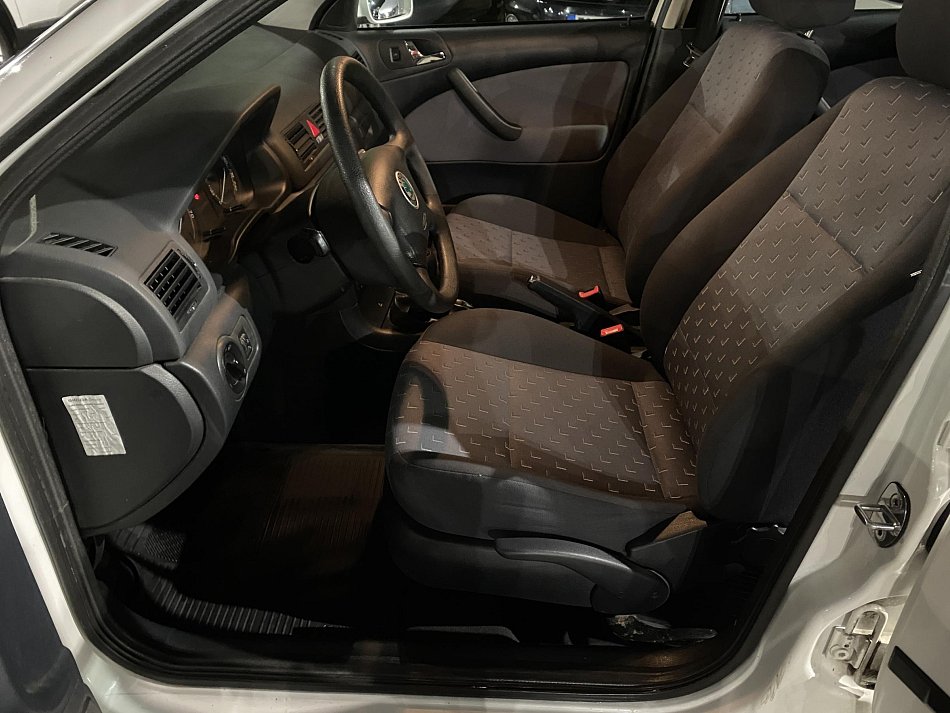 Škoda Octavia 1.6i  Tour