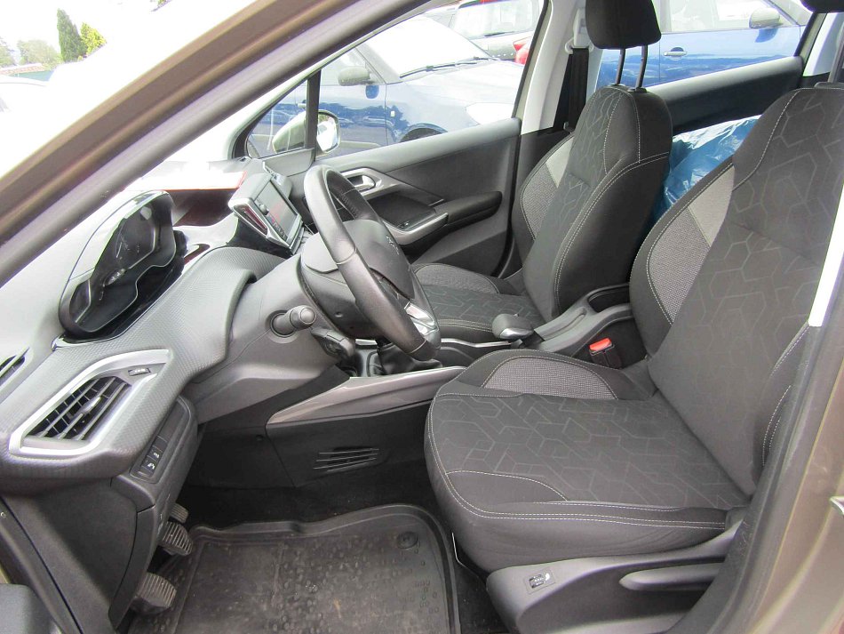 Peugeot 2008 1.2 i 