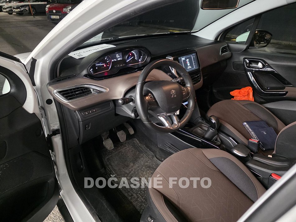 Peugeot 2008 1.2i 