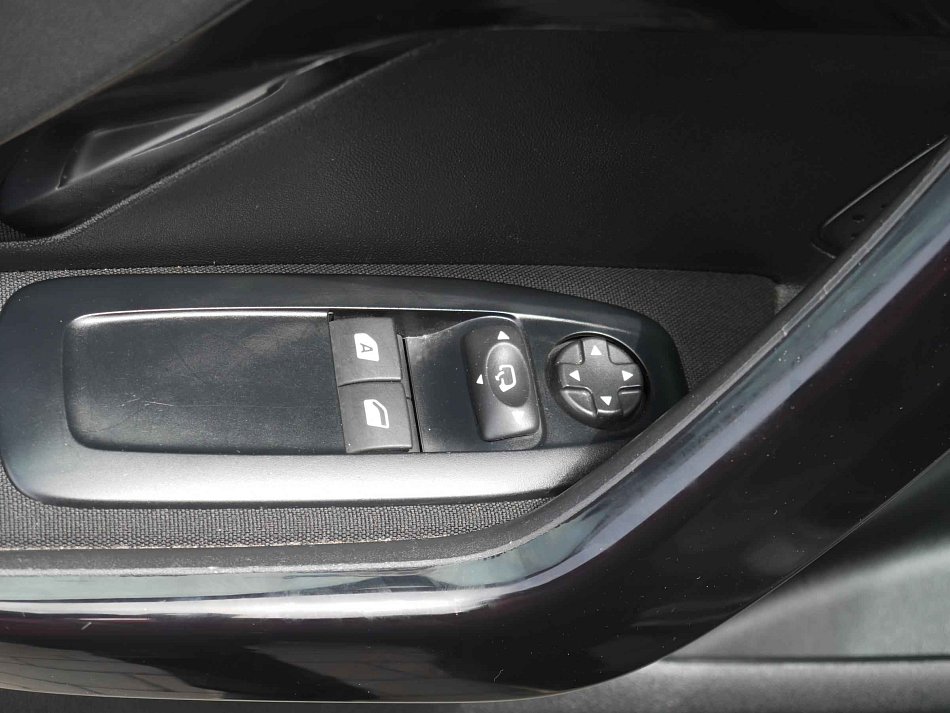 Peugeot 208 1.6i 