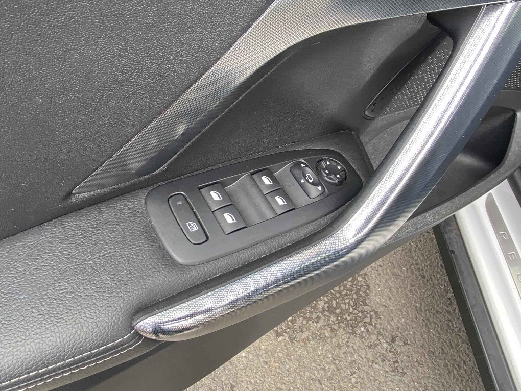 Peugeot 2008 1.6i Allure
