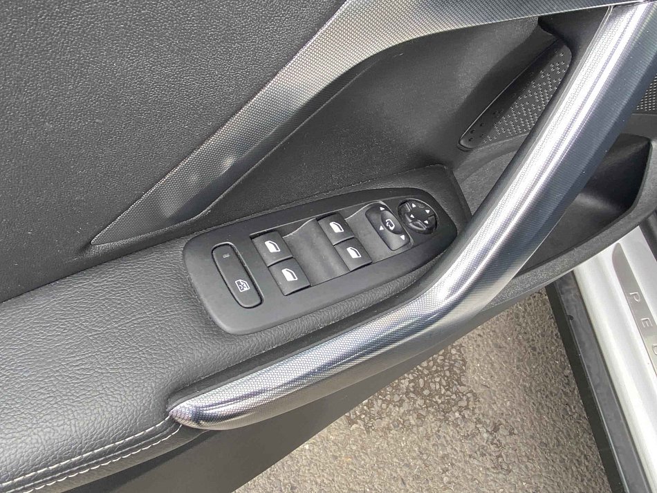 Peugeot 2008 1.6i Allure