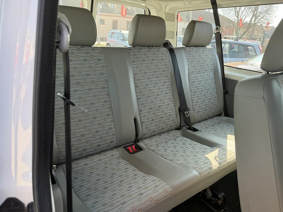 Volkswagen Transporter 2.0TDi  L2 9míst