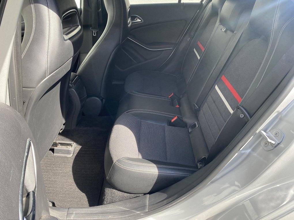 Mercedes-Benz Třída A 1.6i Sport A180