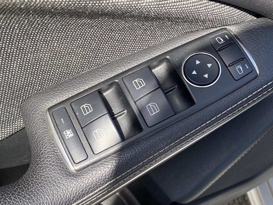 Mercedes-Benz Třída A 1.6i Sport A180