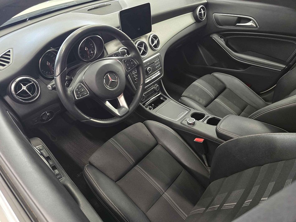Mercedes-Benz CLA 1.6i  200