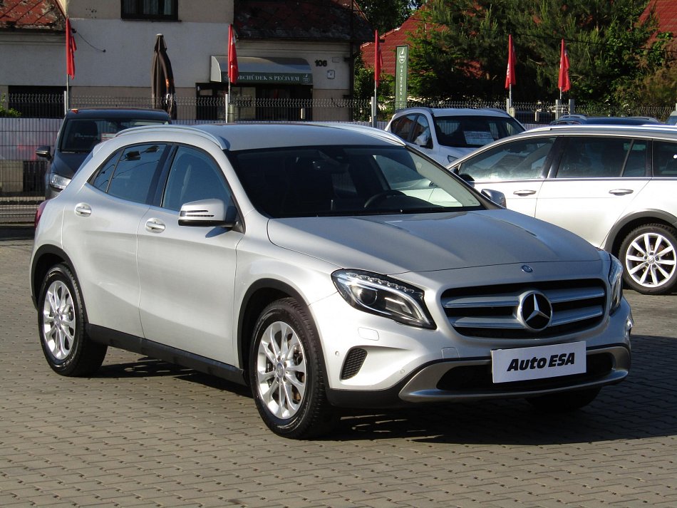 Mercedes-Benz GLA 1.6i  GLA180