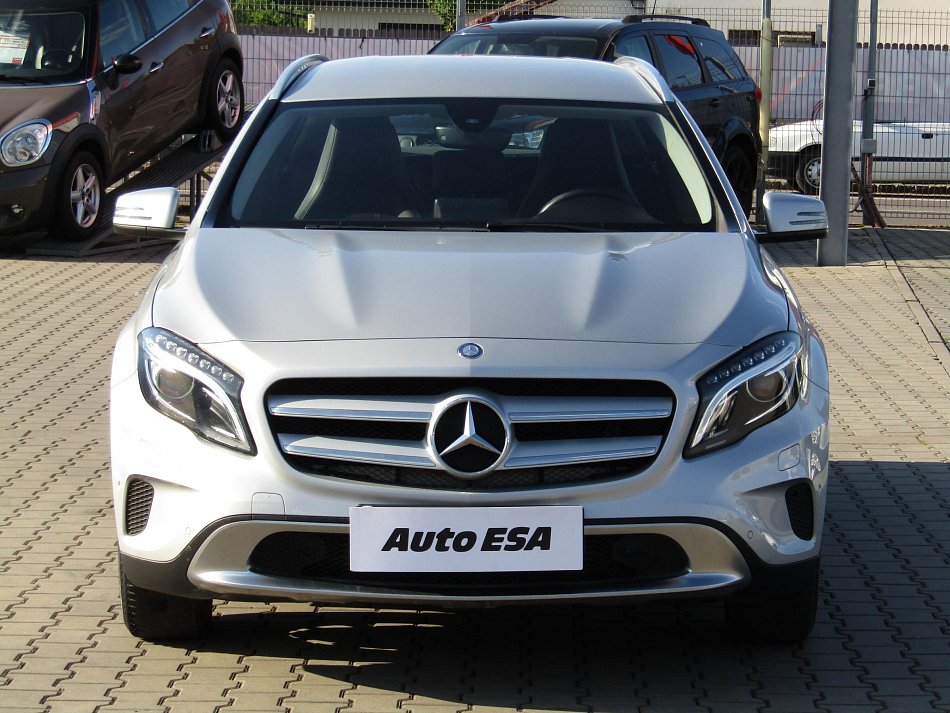 Mercedes-Benz GLA 1.6i  GLA180