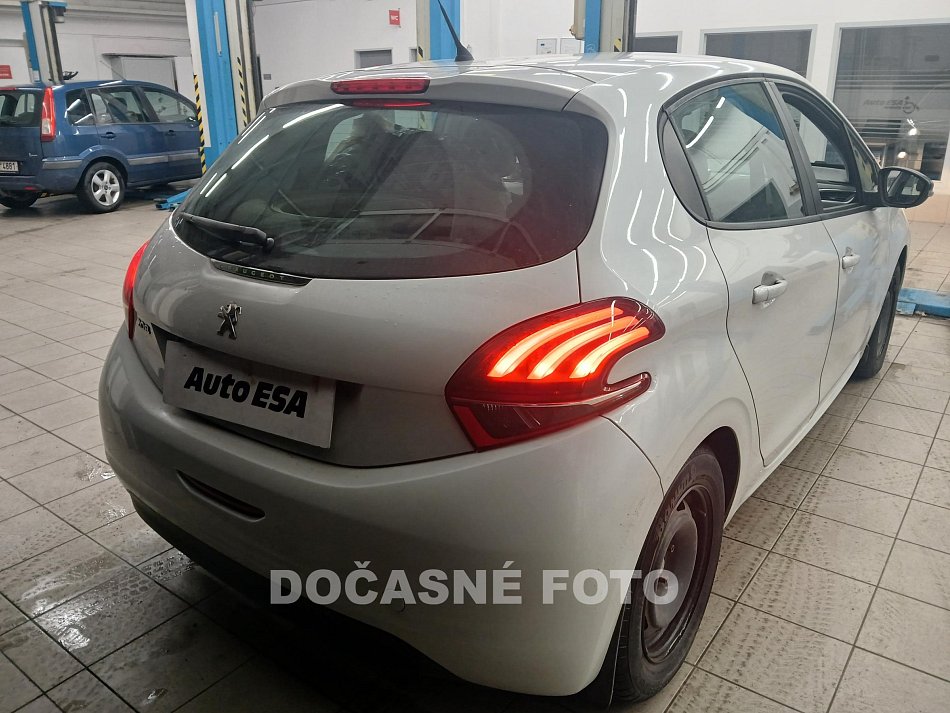 Peugeot 208 1.2i 