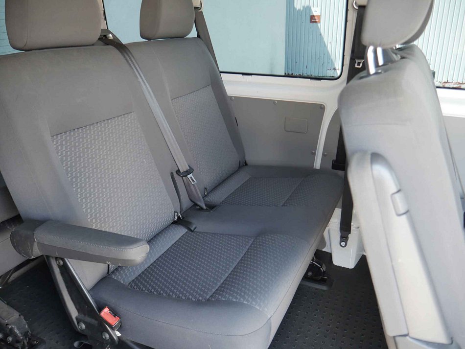 Volkswagen Transporter 2.0TDi  L2 9míst