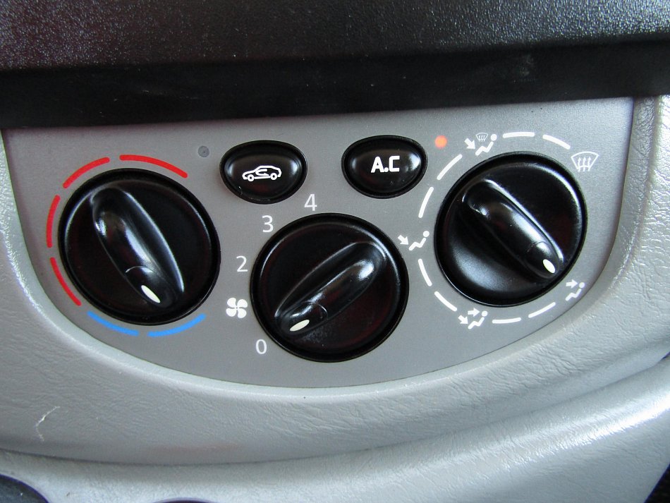 Renault Trafic 1.9dCi  9míst