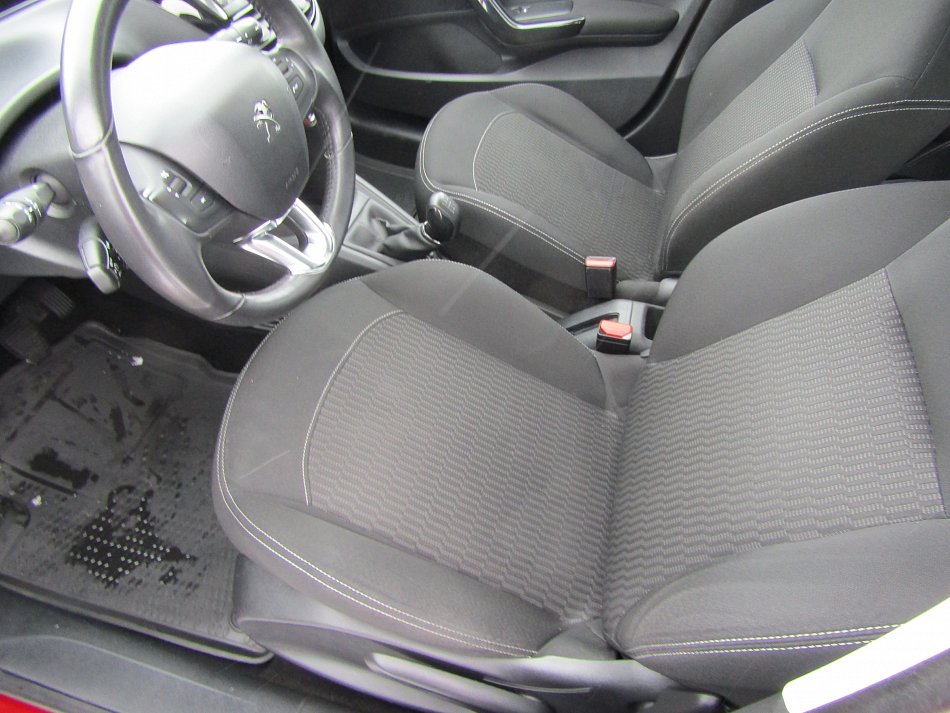 Peugeot 208 1.2 i 