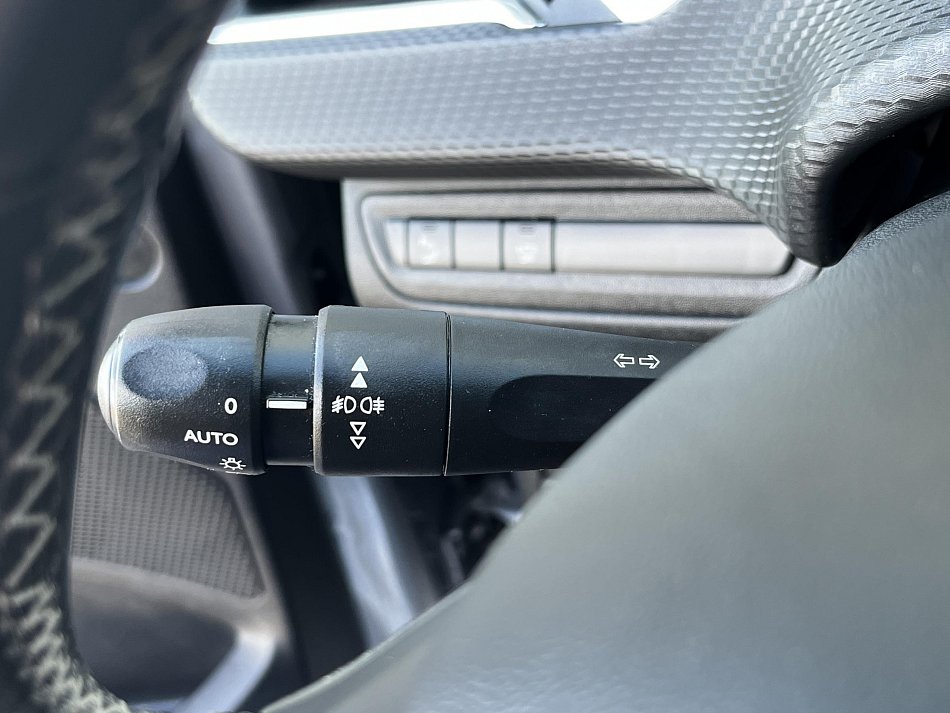 Peugeot 2008 1.2 PT Féline Titane