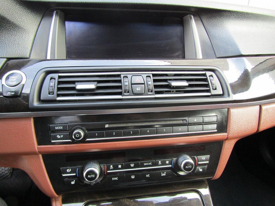 BMW Řada 5 3.0 D LuxuryLine xDrive 530d