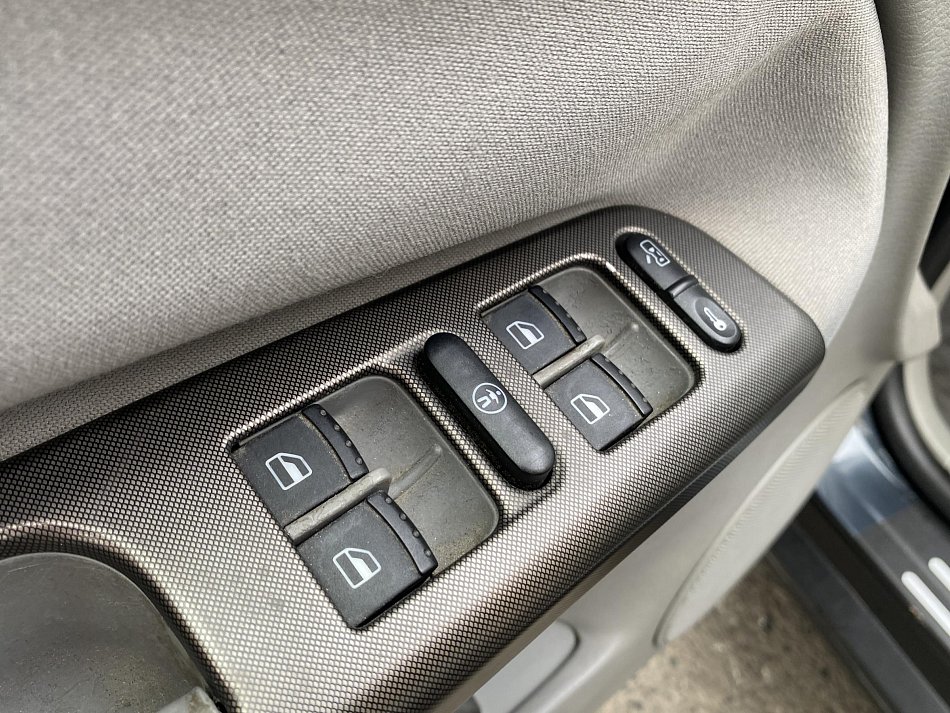 Volkswagen Passat 2.4i 