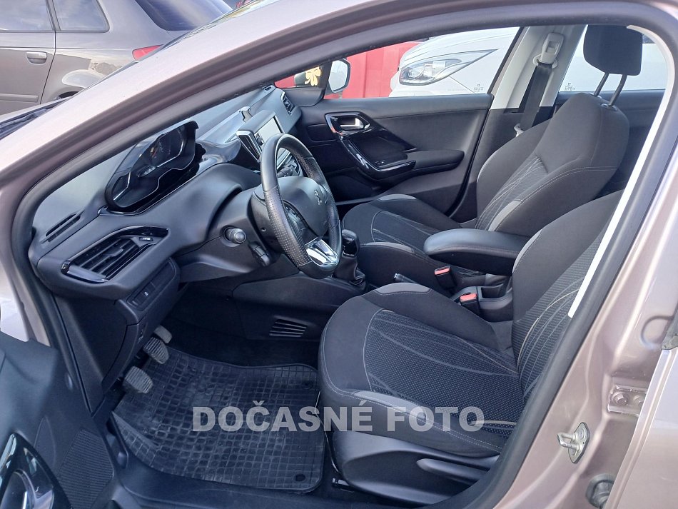 Peugeot 208 1.2i 