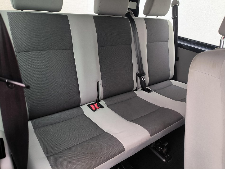 Volkswagen Transporter 2.0TDi  L2 9míst