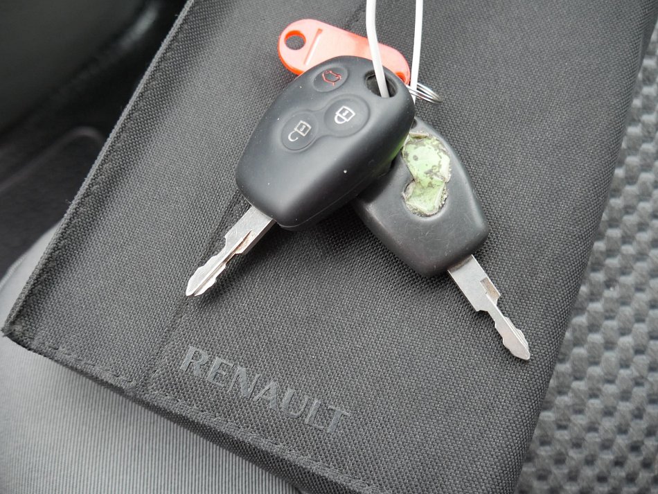 Renault Trafic 2.5dCi Passenger L2 9míst