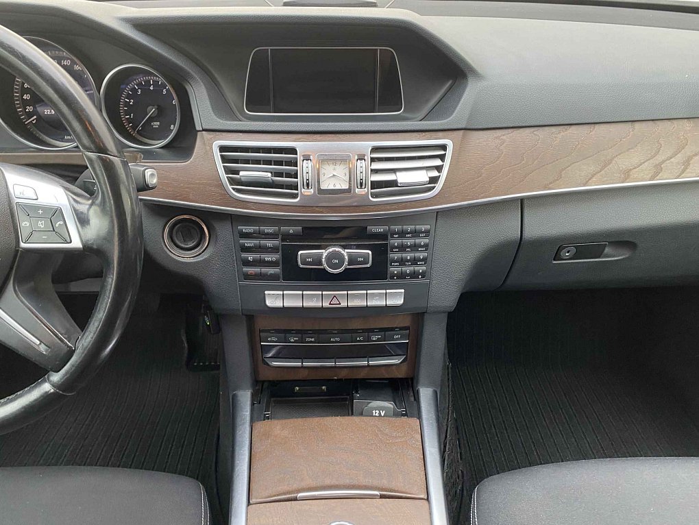 Mercedes-Benz Třída E 2.0 CGi  E200