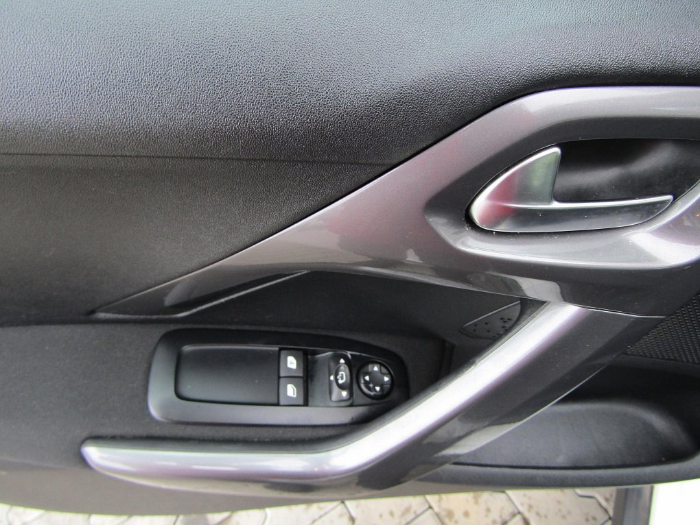 Peugeot 2008 1.2 i 