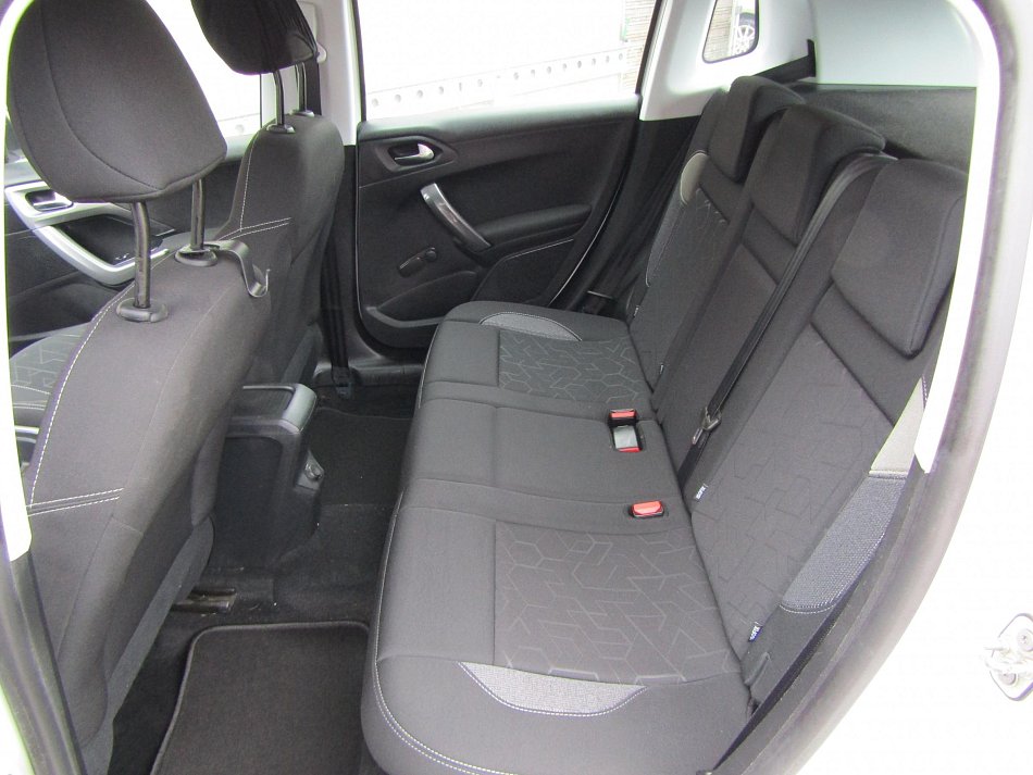 Peugeot 2008 1.2 i 