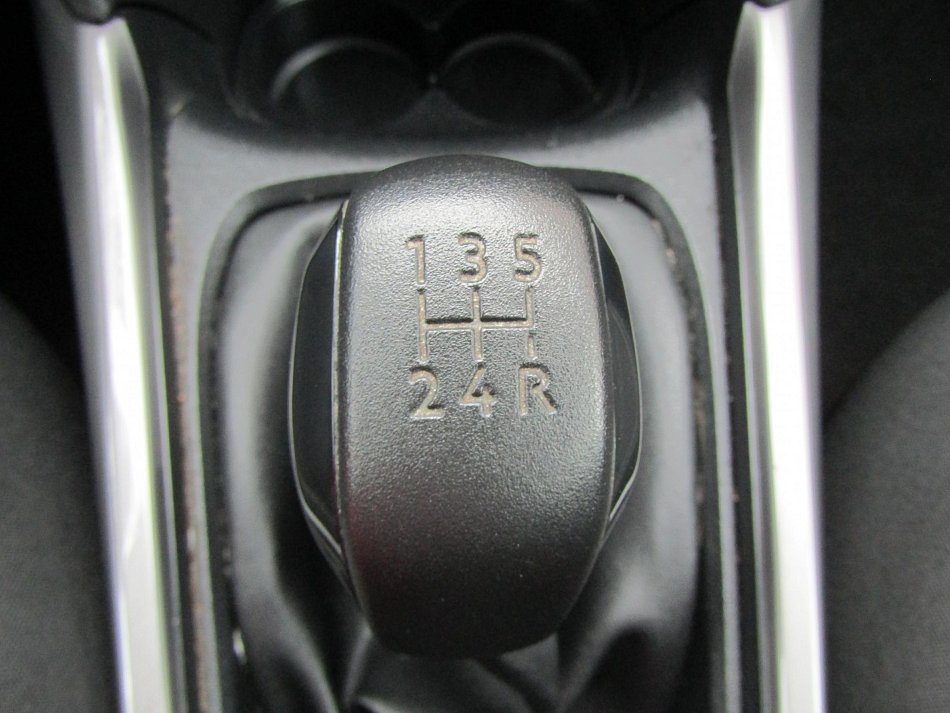 Peugeot 2008 1.2 i 