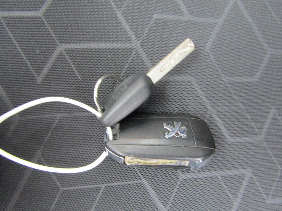 Peugeot 2008 1.2 i 