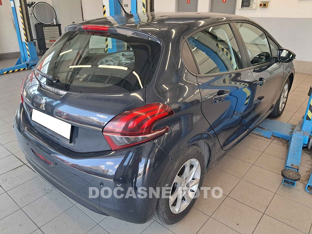 Peugeot 208 1.2i 