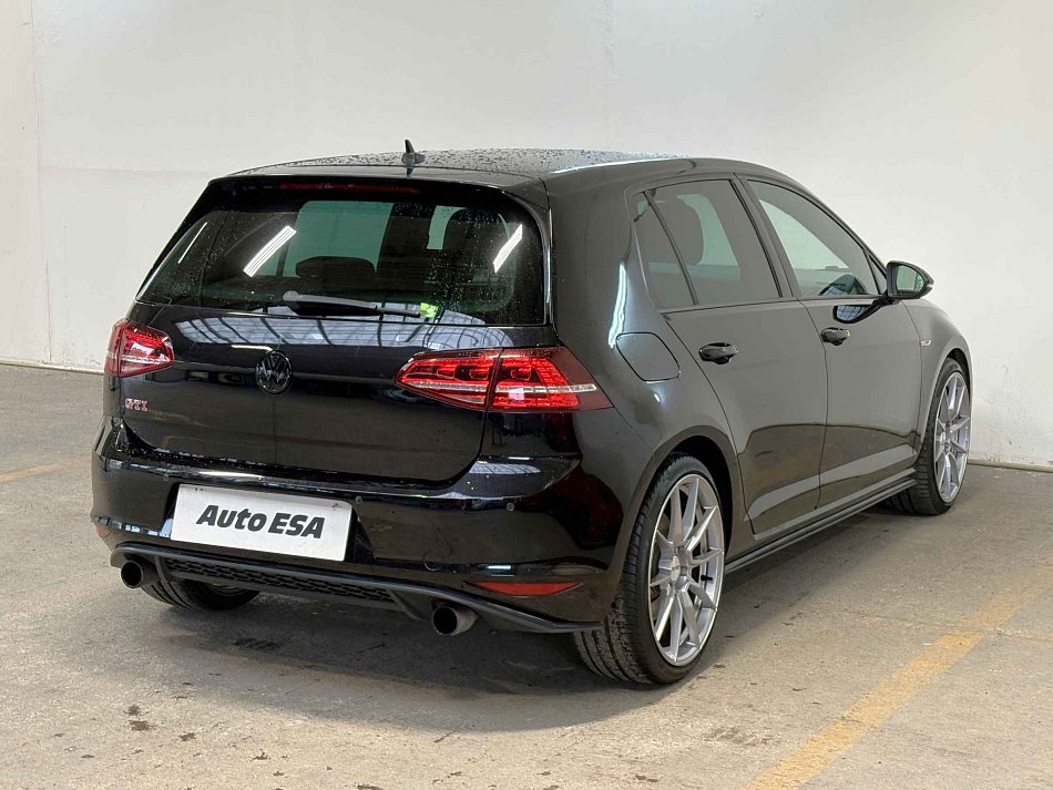Volkswagen Golf 2.0 TFSi GTi