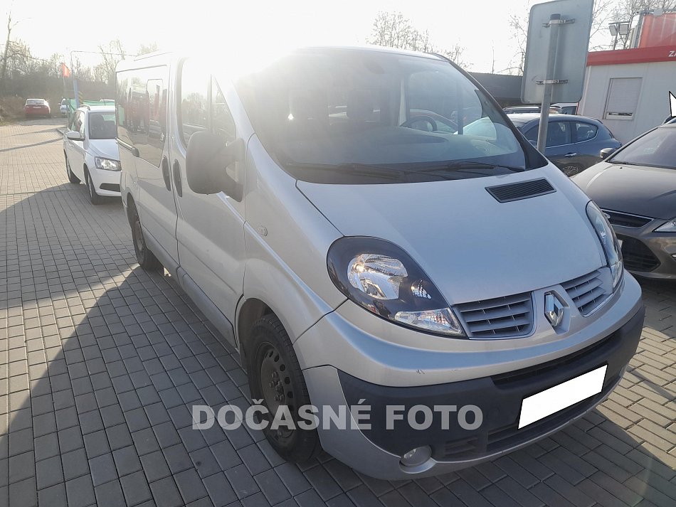 Renault Trafic 2.0dCi Black Edition 8míst