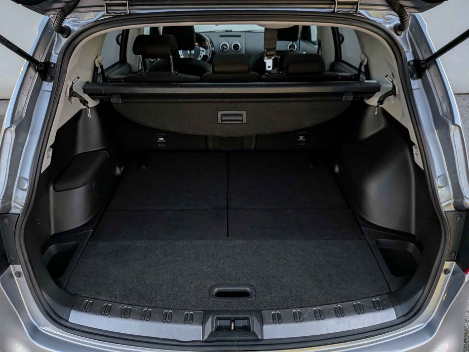 Nissan Qashqai 2.0i  +2