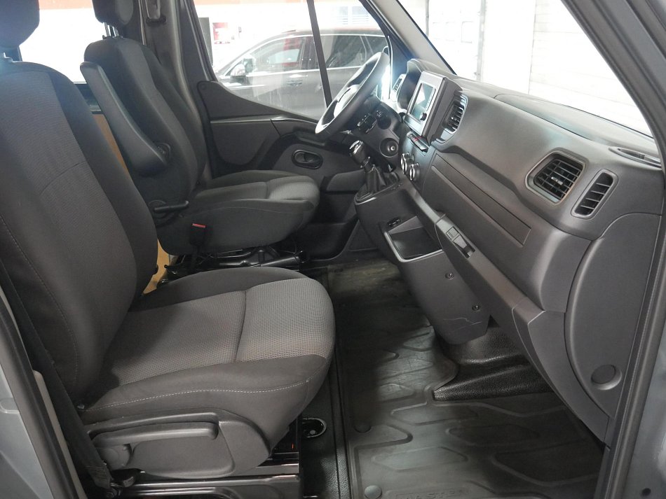 Renault Master 2.3dCi  L1H2 6míst