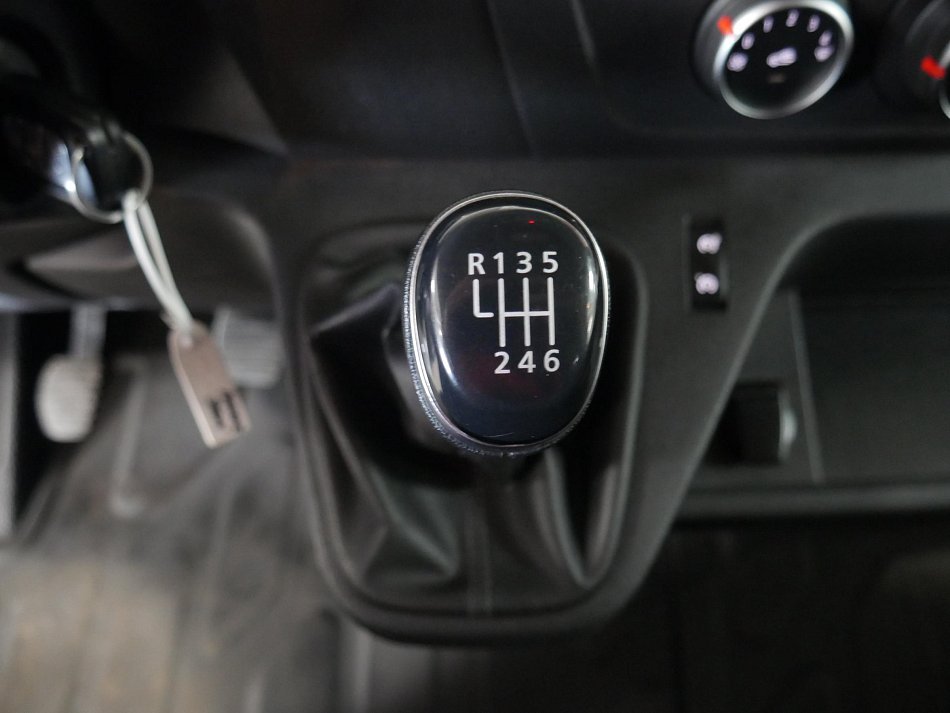 Renault Master 2.3dCi  L1H2 6míst