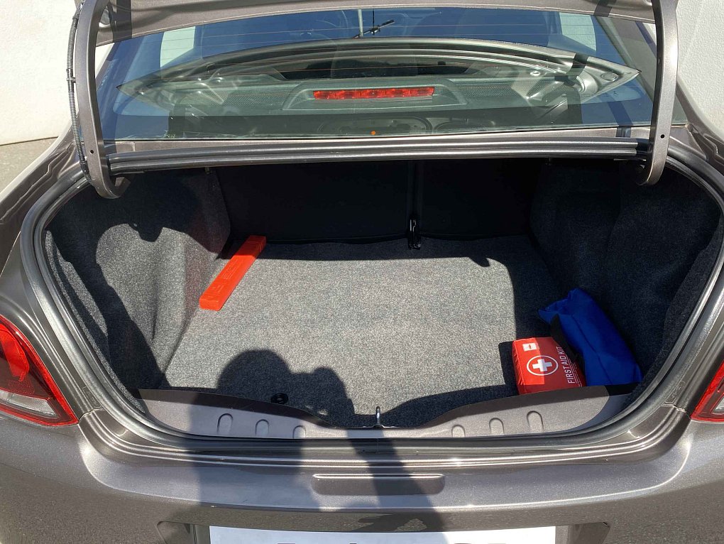 Peugeot 301 1.6i 