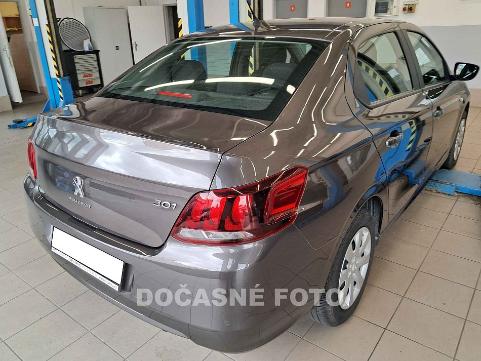 Peugeot 301 1.6i 