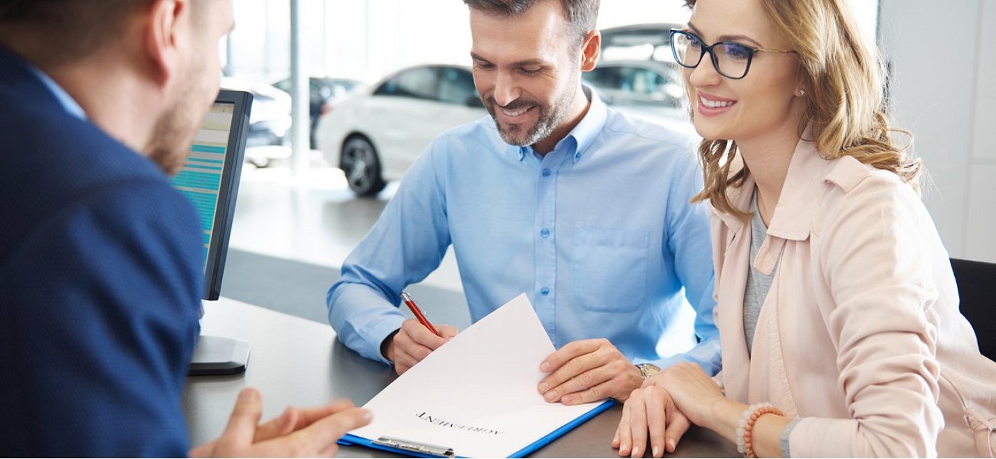 Zákazník na pobočce Auto ESA vyřizuje financování ojetého vozu