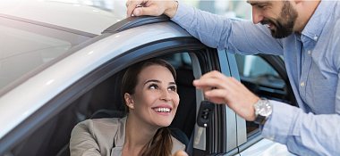 Předání klíčů od ojetého vozu zákazníkovi Auto ESA