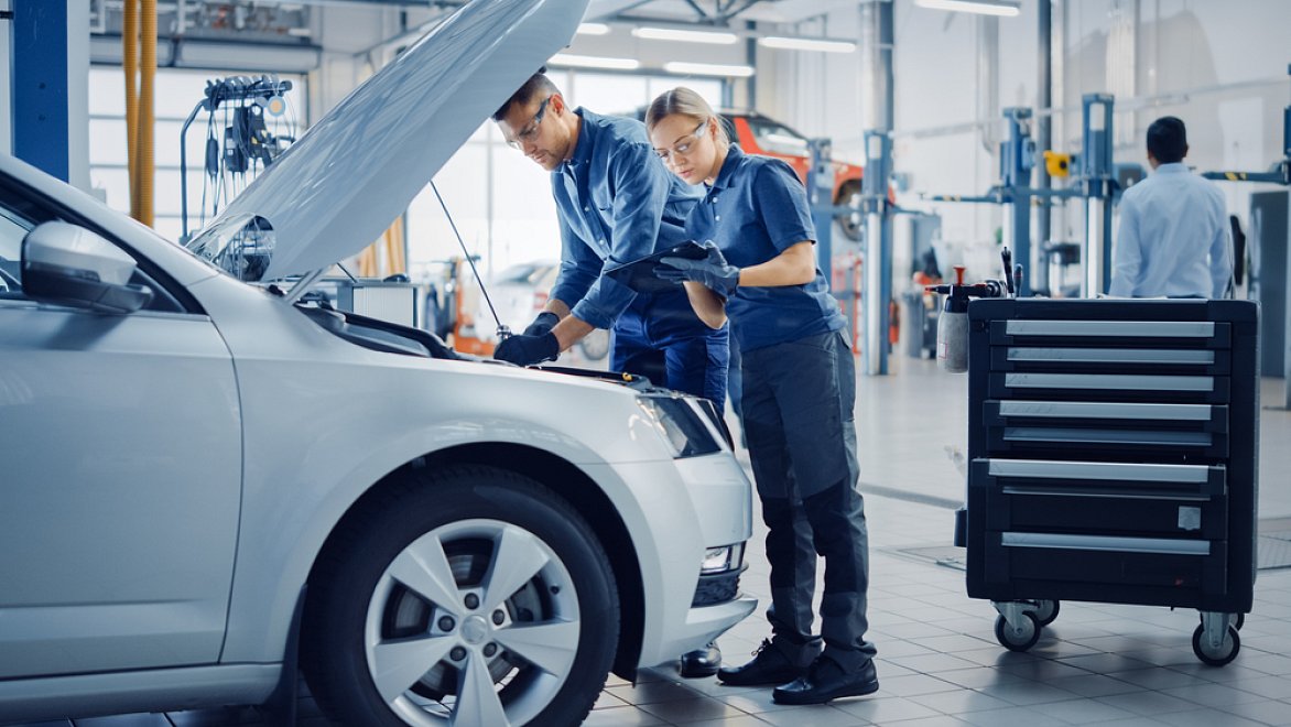 Technik Auto ESA kontroluje technický stav ojetého vozu na zvedáku při výkupu