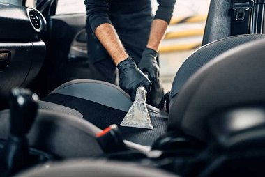 Vytepovaný interiér ojetého vozu připraveného k prodeji