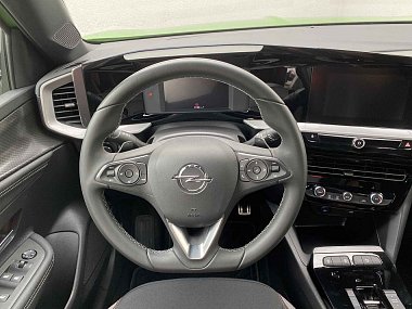 Ojetý vůz s automatickou převodovkou na prodejní ploše Auto ESA